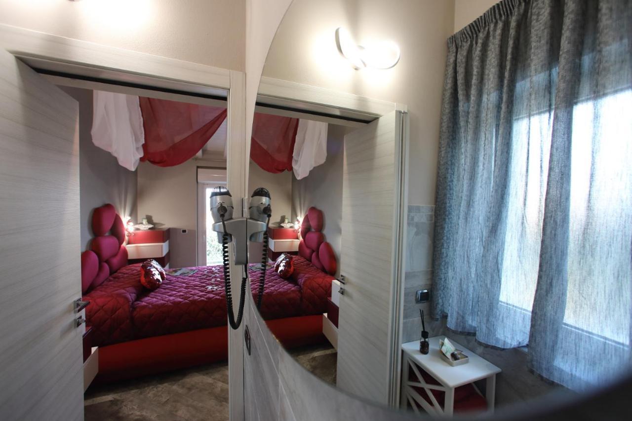 B&B Bellavista Exclusive In Zona Centrale Con Piscina Riscaldata E Jacuzzi Vista Lago Desenzano del Garda Eksteriør billede